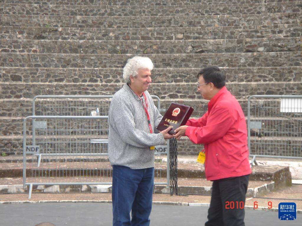 這是2010年帕特里克·索米耶（圖左）獲頒北京市人民政府授予的“長(zhǎng)城友誼獎(jiǎng)”時(shí)的資料照片。新華社發(fā)（受訪對(duì)象供圖）