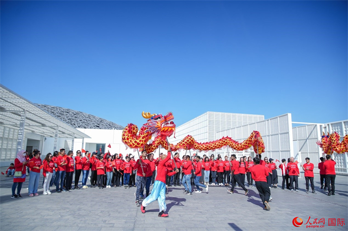 舞龍表演。人民網(wǎng) 塔里克·易卜拉欣攝