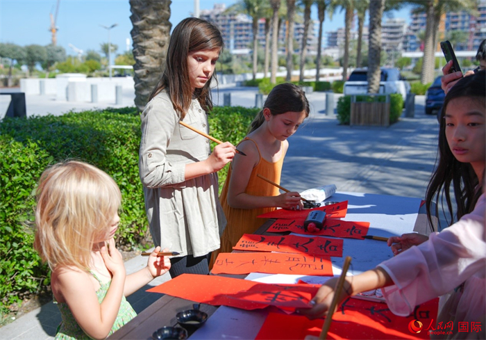 小朋友體驗書法創(chuàng)作。人民網(wǎng) 塔里克·易卜拉欣攝