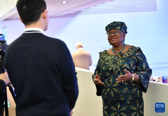 1月18日，世界貿(mào)易組織總干事伊維拉在瑞士達(dá)沃斯舉行的世界經(jīng)濟(jì)論壇2024年年會期間接受新華社記者專訪。新華社記者 連漪 攝