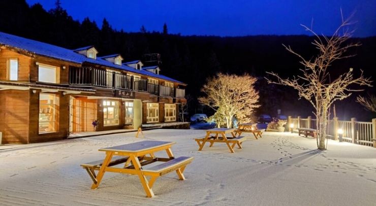 位在宜蘭縣內(nèi)的太平山森林游樂區(qū)23日凌晨開始下雪，園區(qū)翠峰山屋前一片雪白。圖片來源：臺(tái)灣“中央社”。