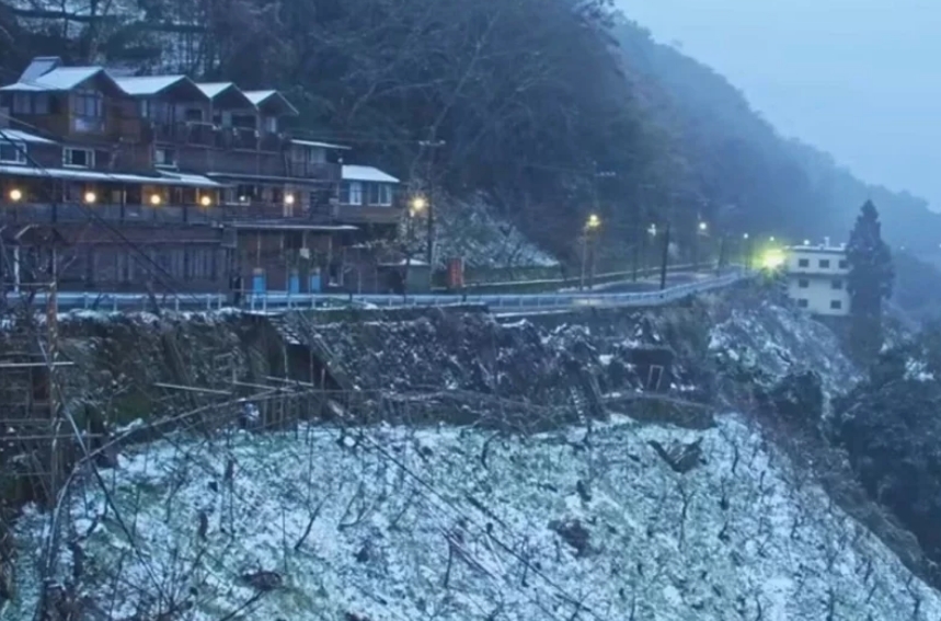 桃園市觀光旅游局22日新啟用的“上巴陵實(shí)時(shí)影像”的鏡頭下，現(xiàn)場呈現(xiàn)雪景。圖片來源：桃園市觀光旅游局。