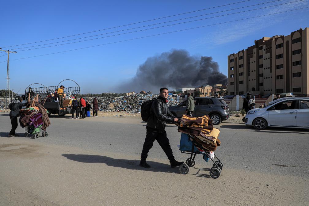 1月22日，在加沙地帶南部城市汗尤尼斯，人們逃離家園。新華社發(fā)（里澤克·阿卜杜勒賈瓦德攝）