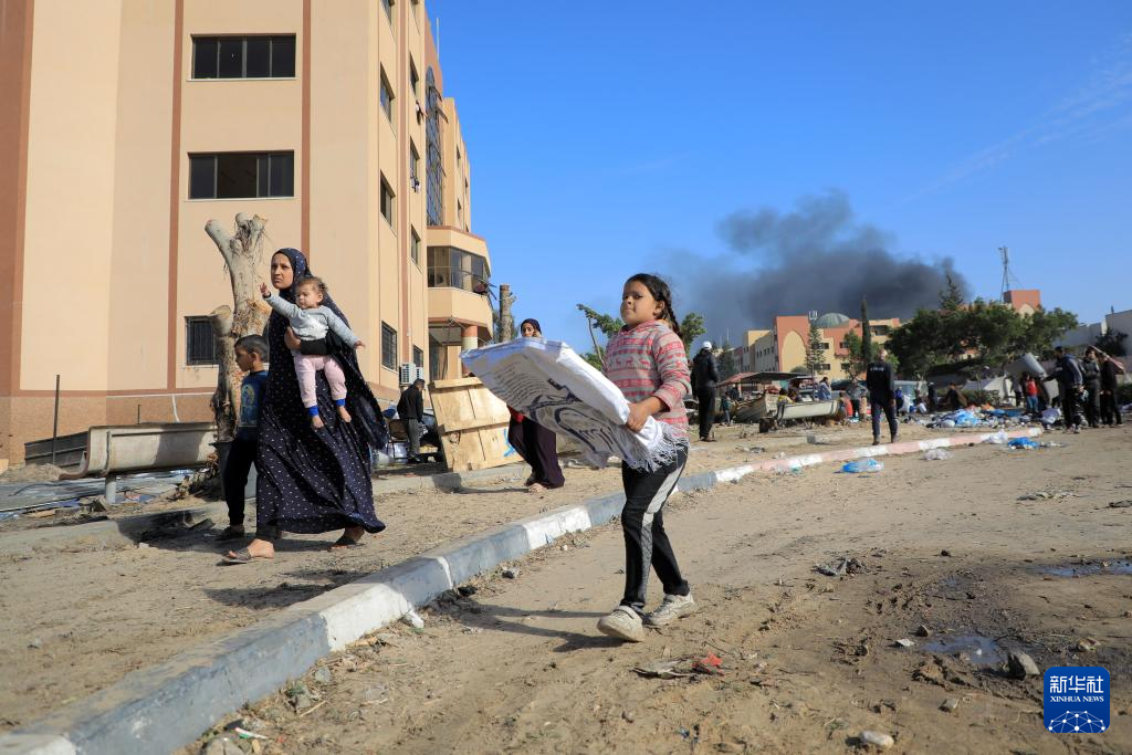 1月22日，加沙地帶南部城市汗尤尼斯遭到以軍攻擊后升起濃煙。新華社發(fā)（里澤克·阿卜杜勒賈瓦德攝）