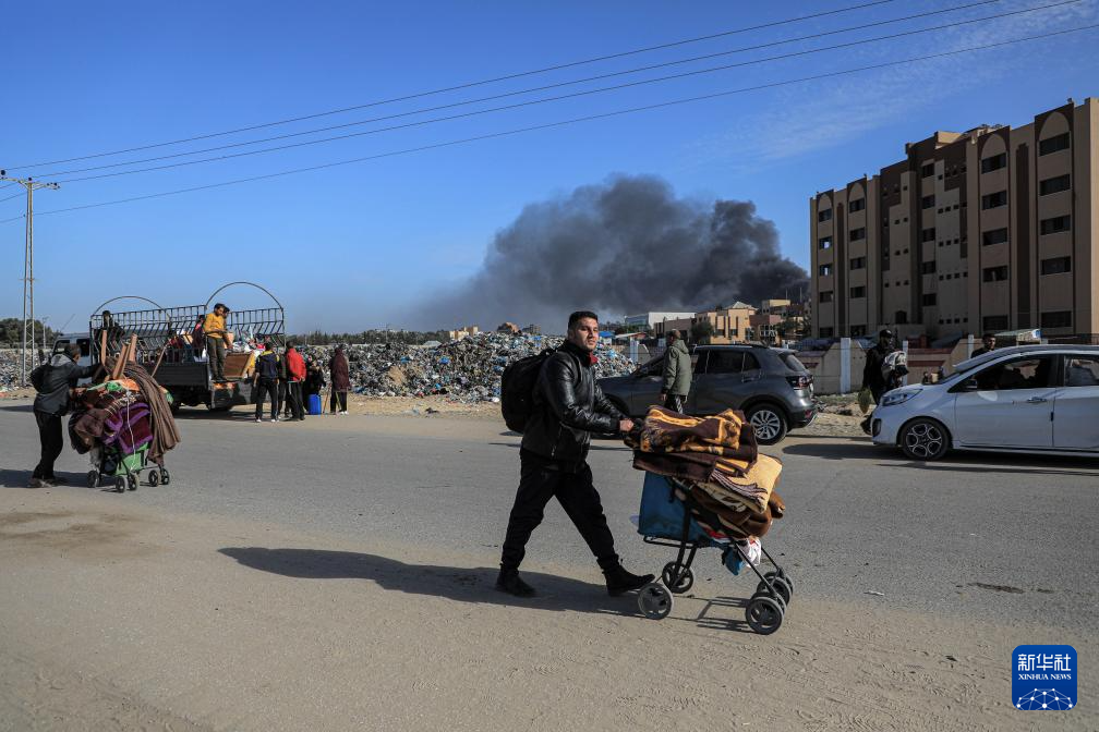 1月22日，在加沙地帶南部城市汗尤尼斯，人們逃離家園。新華社發(fā)（里澤克·阿卜杜勒賈瓦德攝）