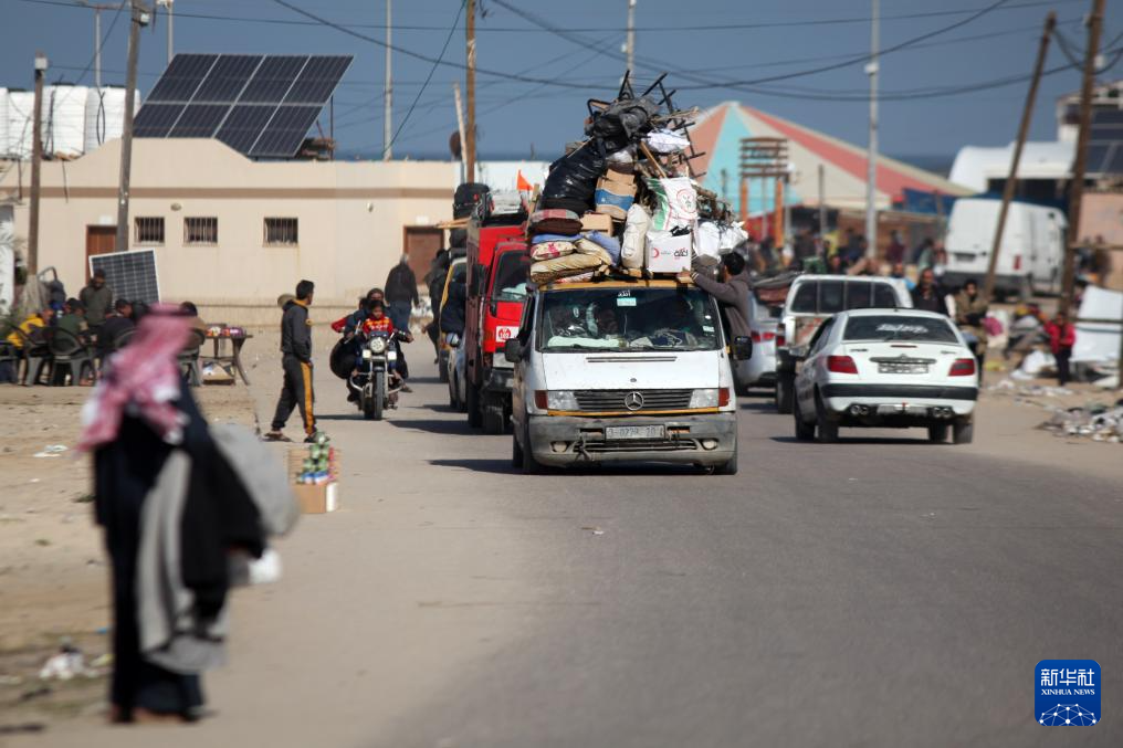 1月22日，在加沙地帶南部城市汗尤尼斯，人們逃離家園。新華社發(fā)（里澤克·阿卜杜勒賈瓦德攝）