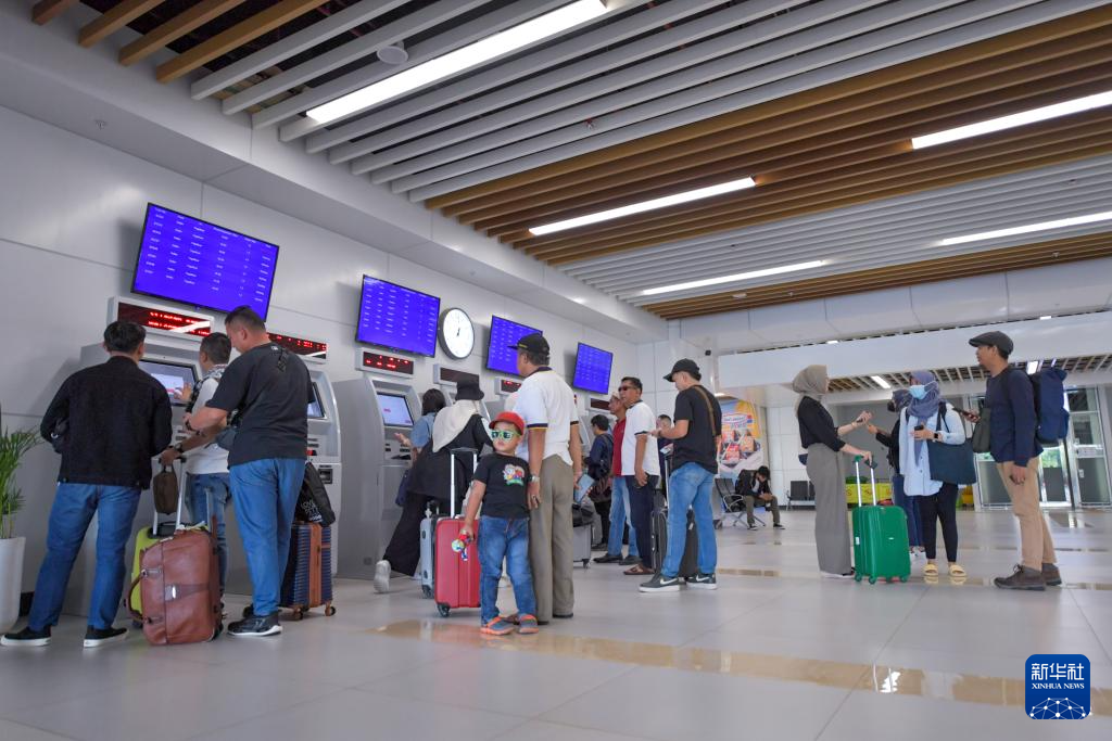 1月24日，在印度尼西亞雅加達(dá)哈利姆站，乘客使用自助取票機(jī)。新華社記者 徐欽 攝