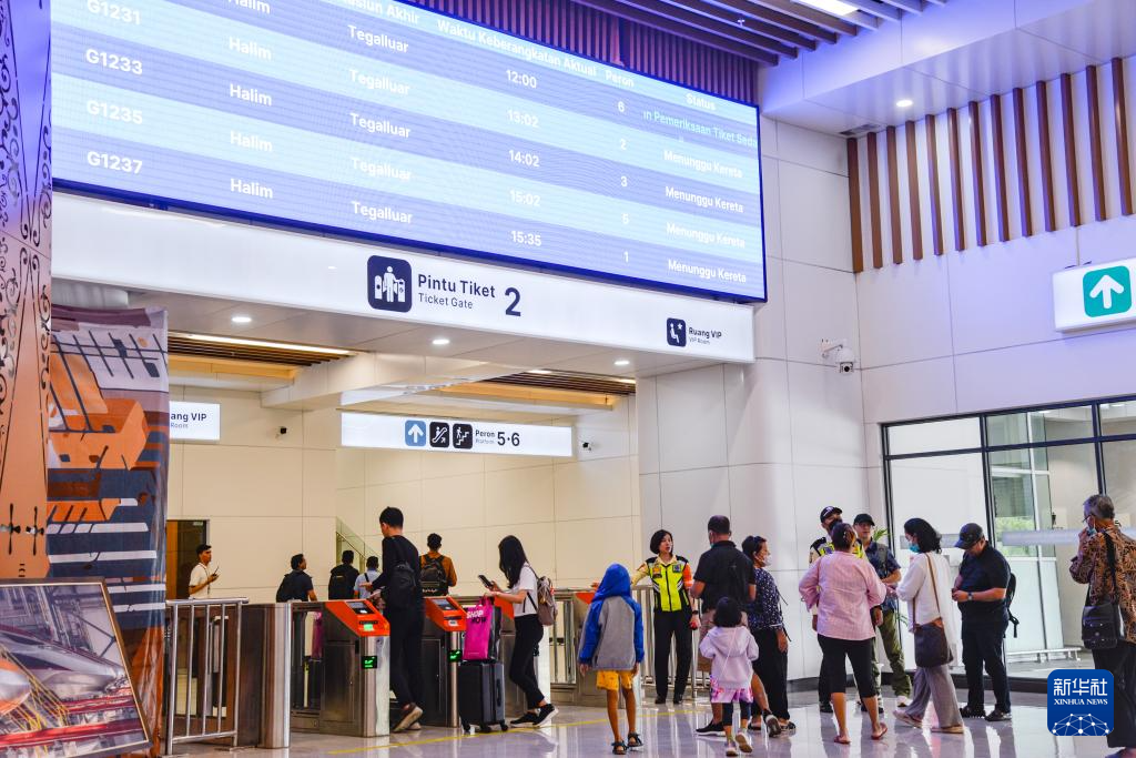 1月24日，在印度尼西亞雅加達(dá)哈利姆站候車大廳，乘客刷票前往站臺(tái)。新華社記者 徐欽 攝