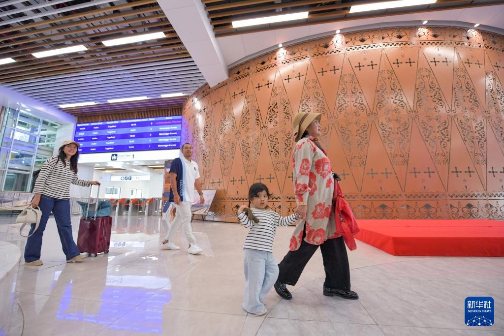 1月24日，在印度尼西亞雅加達(dá)哈利姆站，乘客在候車大廳內(nèi)行走。新華社記者 徐欽 攝