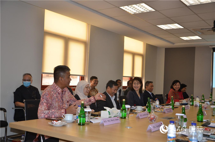 參訪嘉賓與五菱印尼公司負(fù)責(zé)人交流。人民網(wǎng)記者 李培松攝