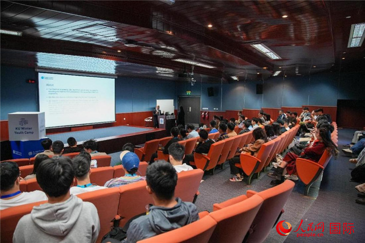 圖為23日，中國學(xué)生在聽取講座。人民網(wǎng)塔里克·易卜拉欣攝