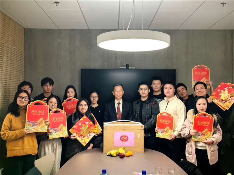 中國駐瑞典大使崔愛民看望慰問瑞典隆德大學(xué)中國留學(xué)生。中國駐瑞典大使館供圖