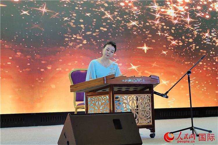 揚(yáng)琴演奏家劉艮演奏《夢(mèng)中的婚禮》。人民網(wǎng)記者 于宏建攝