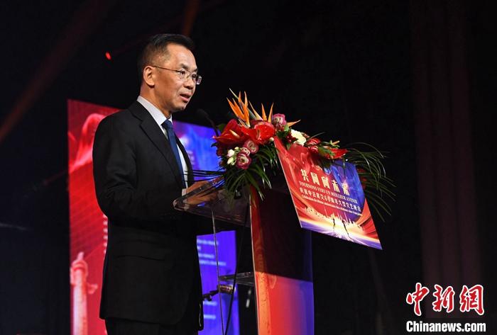 當(dāng)?shù)貢r(shí)間1月16日晚，以“共同向未來(lái)”為題的慶祝中法建交60周年大型文藝晚會(huì)在巴黎舉辦。中國(guó)駐法國(guó)大使盧沙野出席晚會(huì)并致辭。 <a target='_blank' href='/' _fcksavedurl='/'><p  align=