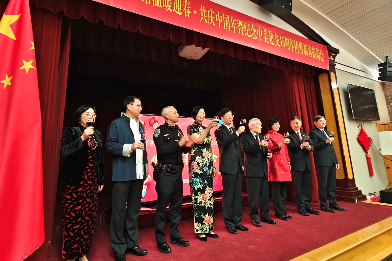 僑胞代表與駐舊金山總領館官員合影。主辦方供圖