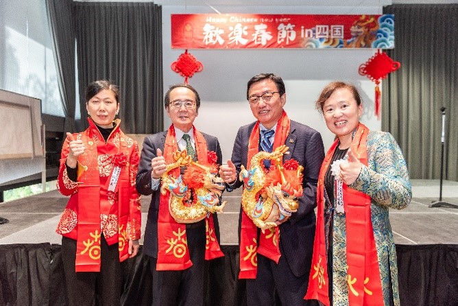向池田知事、大西市長贈送“歡樂春節(jié)“吉祥龍。從左到右為魏有美副總領(lǐng)事、池田豊人知事、大西秀人市長、馬曉琛主任。中國駐大阪旅游辦事處供圖