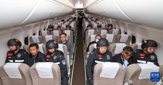 1月30日，白所成、白應蒼、魏懷仁、劉正祥、劉正茂、徐老發(fā)等10名緬北重大犯罪嫌疑人在被押解回國的飛機上。新華社記者 殷剛 攝
