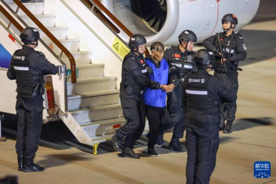 1月30日，在云南昆明長水機場，緬北重大犯罪嫌疑人白所成被我公安機關成功押解回國。新華社記者 殷剛 攝