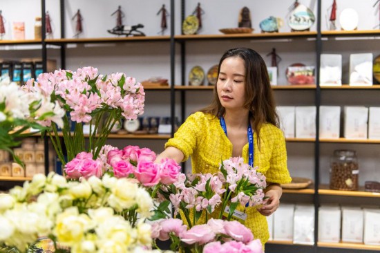 2023年7月1日，在位于湖南省長(zhǎng)沙市的湖南高橋大市場(chǎng)，中非經(jīng)貿(mào)博覽會(huì)常設(shè)展館展區(qū)肯尼亞館工作人員在整理產(chǎn)自非洲的鮮花。新華社記者 陳思汗 攝