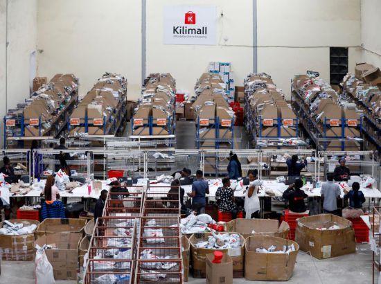 2023年11月11日，在肯尼亞姆洛隆戈，Kilimall員工在倉(cāng)庫(kù)內(nèi)工作。新華社記者 李亞輝 攝