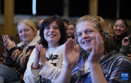 1月30日，在美國華盛頓州塔科馬市林肯中學，將于3月啟程赴華交流的林肯中學12年級學生蒙特塞拉特·羅梅羅-羅查（中）參加美國中學生赴華交流歡送儀式。新華社記者 吳曉凌 攝