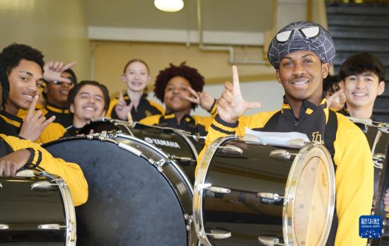 1月30日，在美國華盛頓州塔科馬市林肯中學，學校鼓樂隊準備在美國中學生赴華交流歡送儀式上表演。新華社記者 吳曉凌 攝