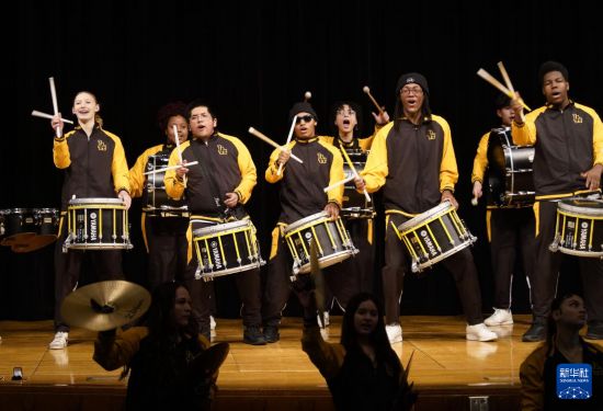 1月30日，在美國華盛頓州塔科馬市林肯中學，學校鼓樂隊在美國中學生赴華交流歡送儀式上表演。新華社記者 吳曉凌 攝