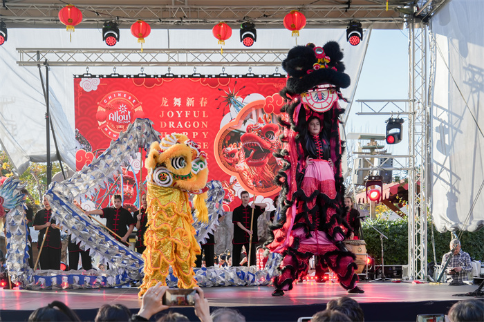 中國駐希臘大使館大使肖軍正與希方嘉賓為舞龍點睛。     希臘小朋友進行舞龍舞獅表演?！吨邢r報》供圖