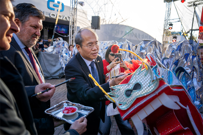 中國駐希臘大使館大使肖軍正與希方嘉賓為舞龍點睛。《中希時報》供圖