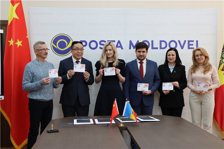 摩爾多瓦首發(fā)龍年生肖郵票。中國駐摩爾多瓦大使館供圖