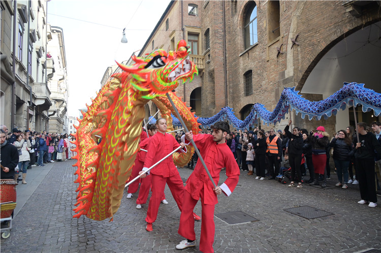 當?shù)匚湫g學院進行舞龍表演。張錫琪攝