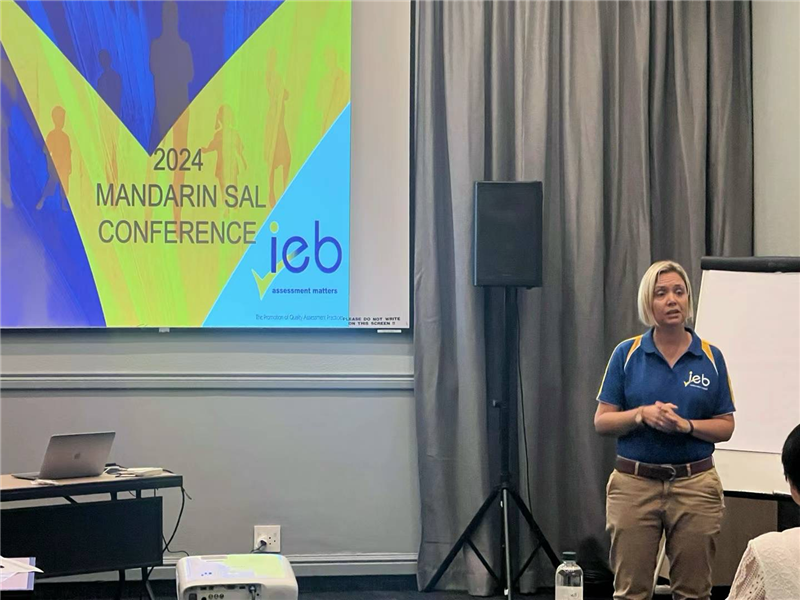 羅賓·莫瓦特女士對2023年“南非漢語高考”情況進行數(shù)據(jù)分析總結(jié)。（圖片來源：南非中國文化和國際教育交流中心孔子課堂）