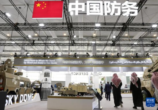 2月5日，在沙特阿拉伯利雅得，人們?cè)谥袊?guó)展區(qū)參觀。新華社記者 王東震 攝