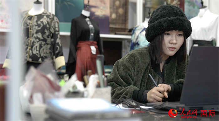 1月23日，在山東省菏澤市曹縣有愛(ài)云倉(cāng)直播基地，張子晨正在設(shè)計(jì)漢服。 人民網(wǎng)記者 袁蒙攝