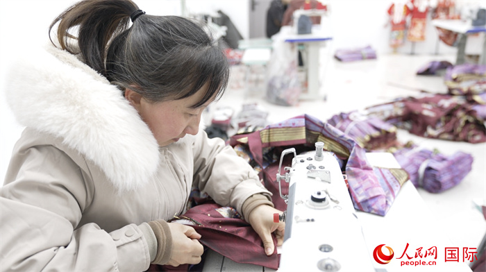 1月24日，在山東省菏澤市曹縣大集鎮(zhèn)云牧服飾有限公司，高燕正在縫制馬面裙。 人民網(wǎng)記者 袁蒙攝