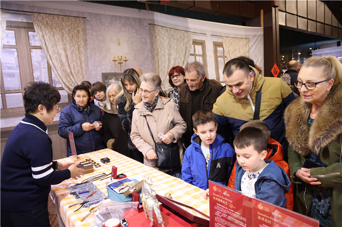 2024年“歡樂(lè)春節(jié)”《閩南風(fēng)情》文藝演出和泉州非物質(zhì)文化遺產(chǎn)展演2月6日在塞爾維亞斯梅代雷沃文化中心舉行。圖為當(dāng)?shù)孛癖婓w驗(yàn)中國(guó)非遺手工藝。 貝爾格萊德中國(guó)文化中心供圖