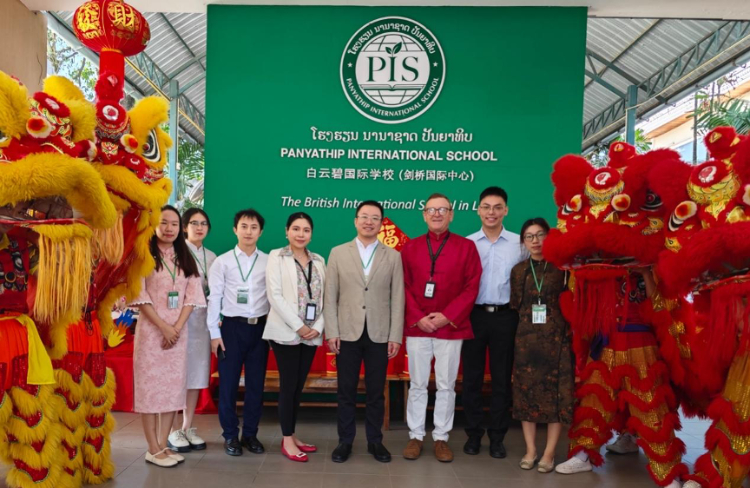 駐老撾使館臨時代辦王暢與白云碧國際學校校方、參會志愿者教師合影?；顒又鬓k方供圖