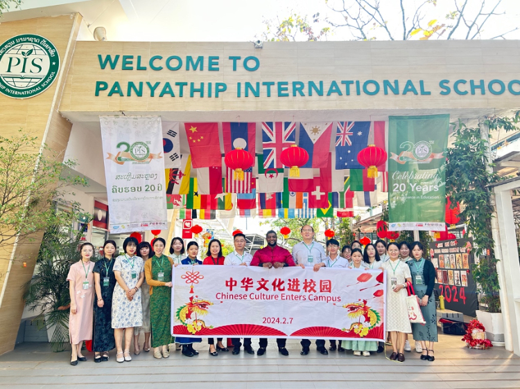 駐老撾使館政治處主任杜長青與白云碧國際學校校方、參會志愿者教師合影?；顒又鬓k方供圖