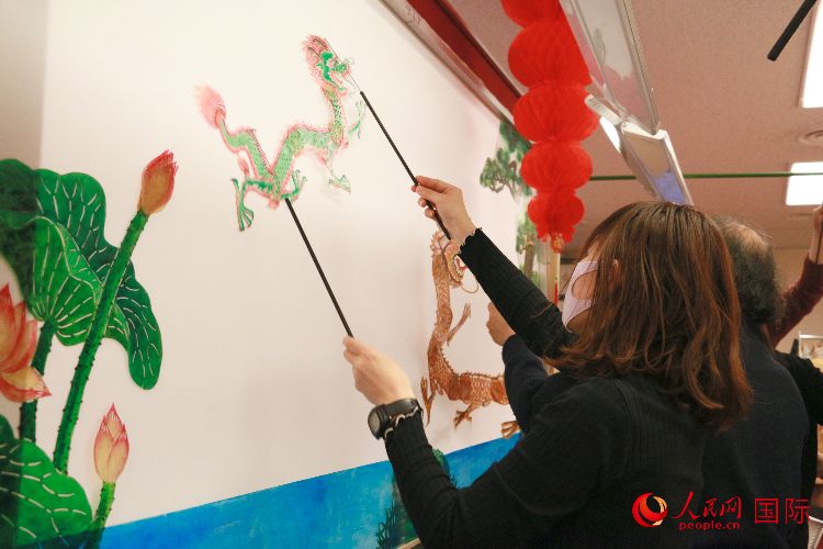 皮影戲表演。人民網(wǎng) 許可攝