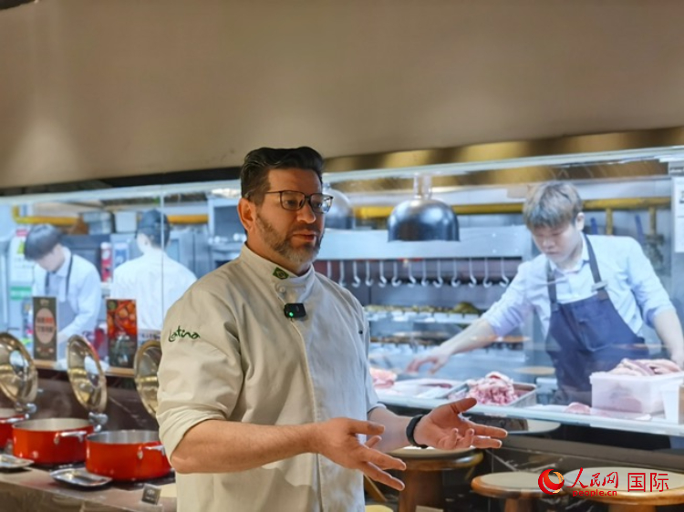 巴西主廚路易斯。人民網(wǎng)記者 魯揚攝
