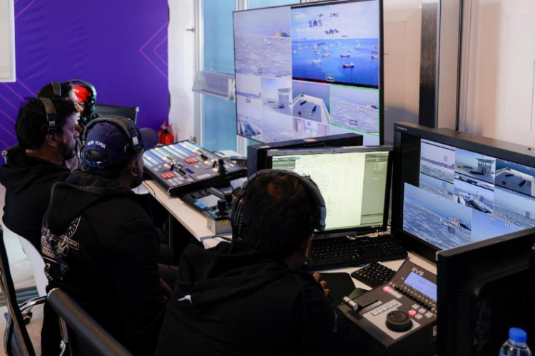 工作人員在監(jiān)控比賽。主辦方供圖