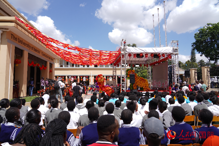 師生在觀看舞獅表演。人民網(wǎng)記者 黃煒鑫攝