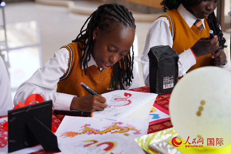 學(xué)生在畫(huà)龍。人民網(wǎng)記者 黃煒鑫攝