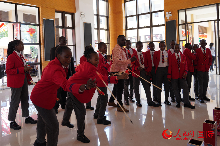 師生在體驗(yàn)投壺游戲。人民網(wǎng)記者 黃煒鑫攝