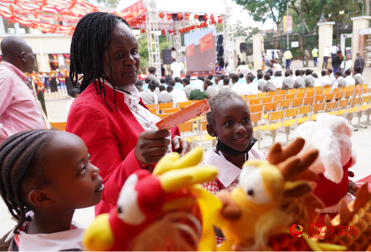 師生在逛春節(jié)集市。人民網(wǎng)記者 黃煒鑫攝