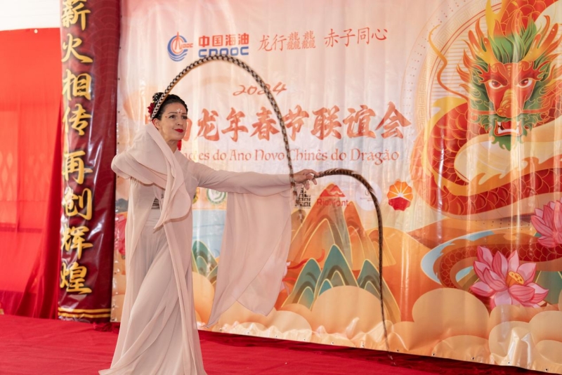 巴西藝術(shù)家表演中國舞。里約天主教大學(xué)孔子學(xué)院供圖