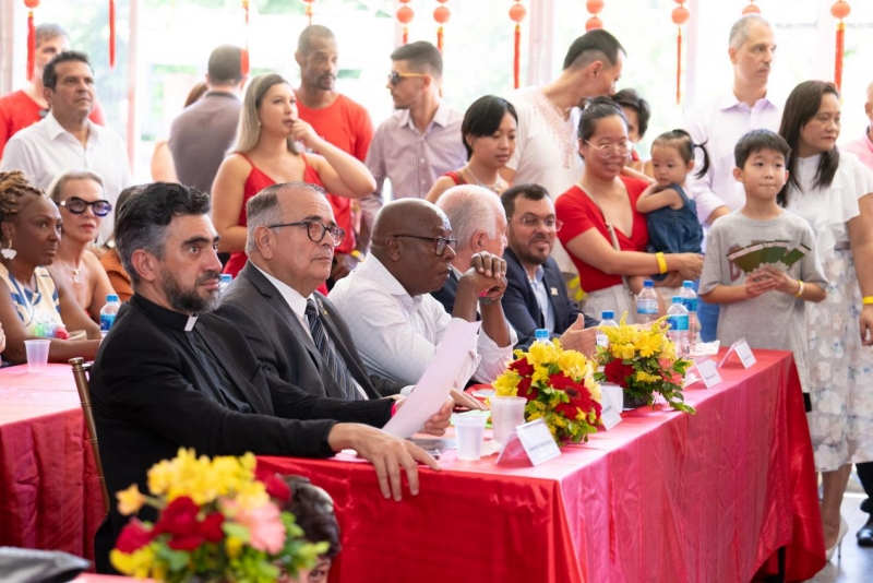 兩國民眾共同觀欣賞文藝表演。里約天主教大學(xué)孔子學(xué)院供圖