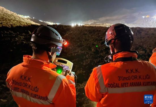 2月13日，救援人員在土耳其東部埃爾津詹省伊利奇區(qū)礦難現(xiàn)場(chǎng)工作。新華社發(fā)（穆斯塔法·卡亞攝）