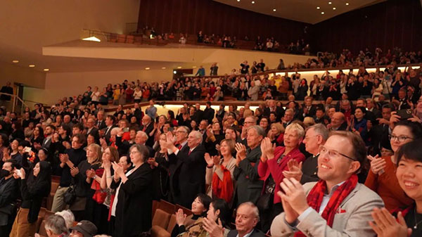 中德觀眾觀看中央民族樂團“”天地永樂·中國節(jié)“”音樂會。中國駐德國大使館供圖