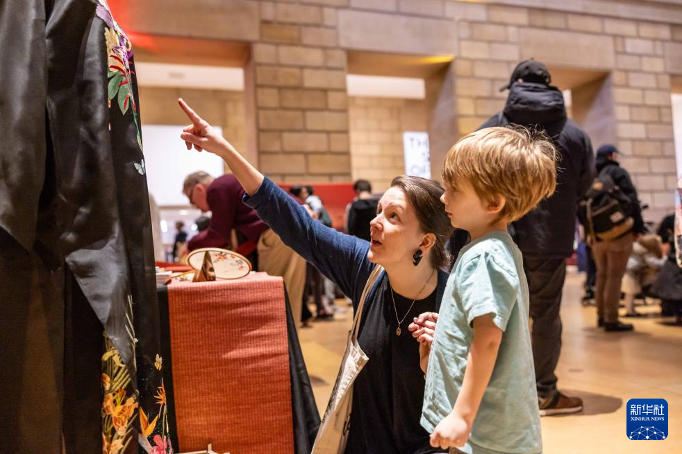 2月11日，參觀者在美國(guó)費(fèi)城藝術(shù)博物館舉行的龍年迎新春活動(dòng)上觀看中國(guó)傳統(tǒng)服飾。新華社發(fā)（周煥新攝）